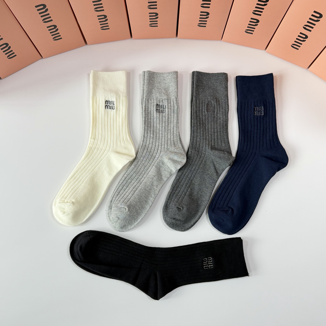 💛配专柜包装MIUMIU (缪缪）最新双针中长筒刺绣款堆堆袜袜子！一盒五双，专柜同步筒袜袜子，💛大牌出街