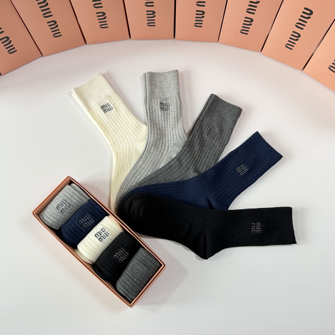 💛配专柜包装MIUMIU (缪缪）最新双针中长筒刺绣款堆堆袜袜子！一盒五双，专柜同步筒袜袜子，💛大牌出街