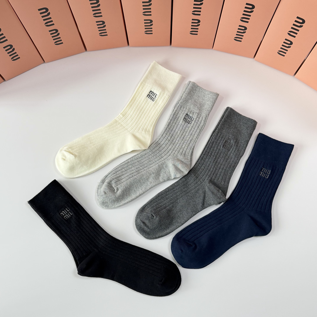 💛配专柜包装MIUMIU (缪缪）最新双针中长筒刺绣款堆堆袜袜子！一盒五双，专柜同步筒袜袜子，💛大牌出街