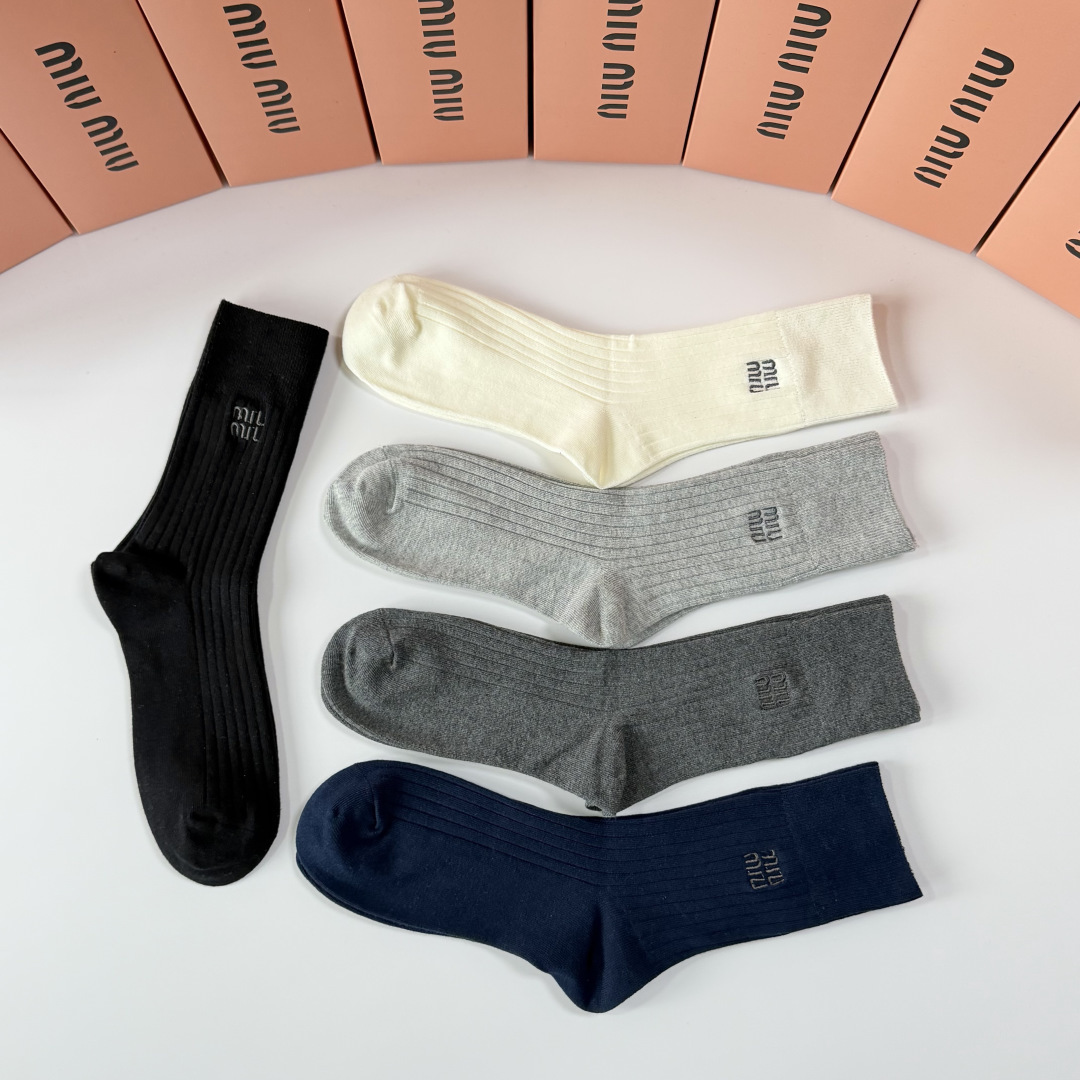 💛配专柜包装MIUMIU (缪缪）最新双针中长筒刺绣款堆堆袜袜子！一盒五双，专柜同步筒袜袜子，💛大牌出街