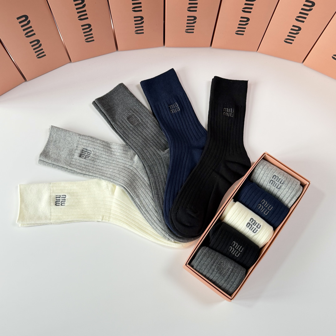 💛配专柜包装MIUMIU (缪缪）最新双针中长筒刺绣款堆堆袜袜子！一盒五双，专柜同步筒袜袜子，💛大牌出街
