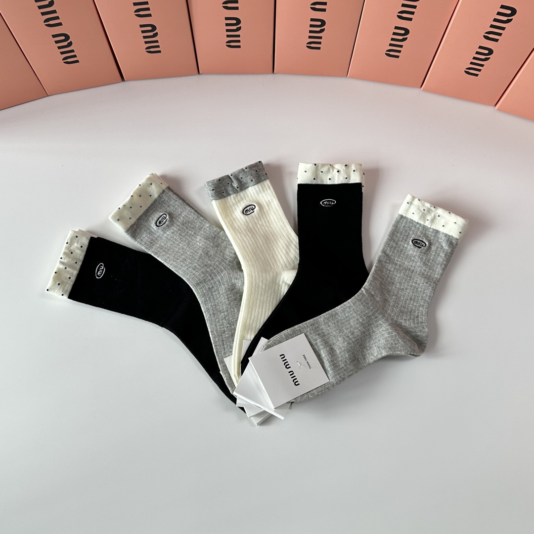 💛配包装MiuMiu（缪缪）新款刺绣经典中长筒袜堆堆袜袜子！一盒五双， 专柜同步筒袜袜子，💛大牌出街，潮