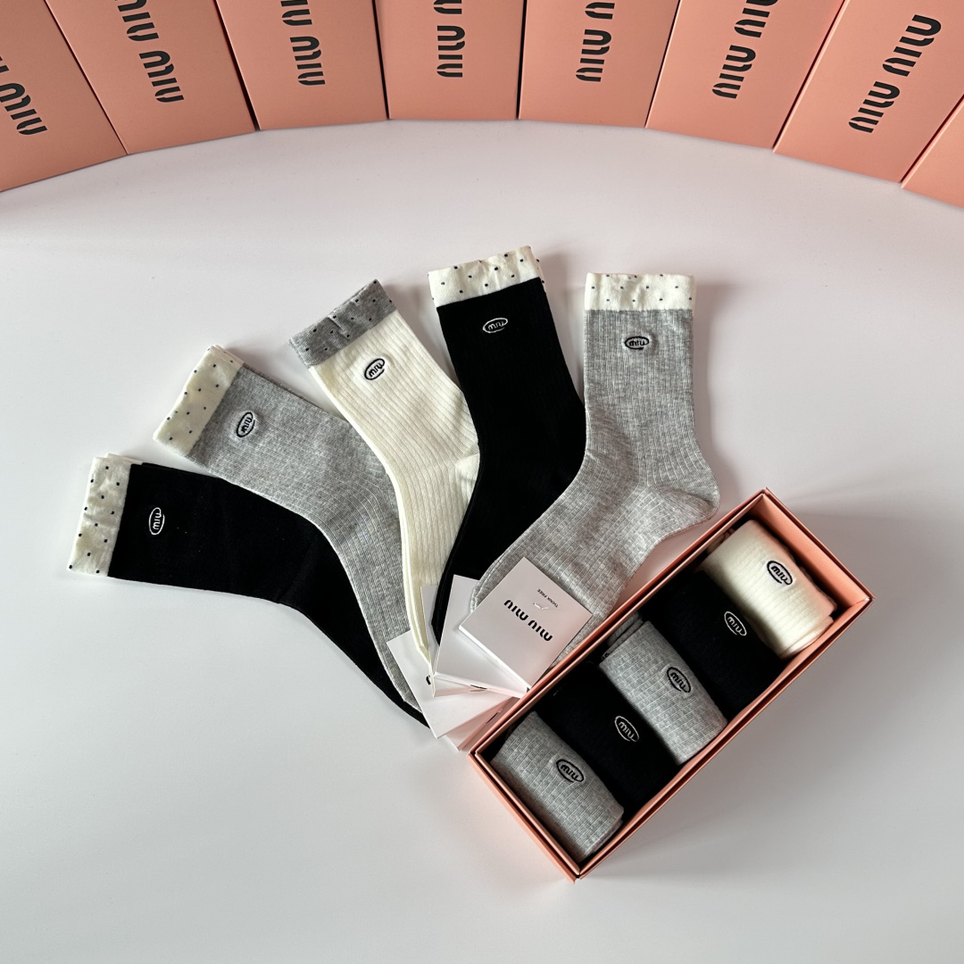 💛配包装MiuMiu（缪缪）新款刺绣经典中长筒袜堆堆袜袜子！一盒五双， 专柜同步筒袜袜子，💛大牌出街，潮