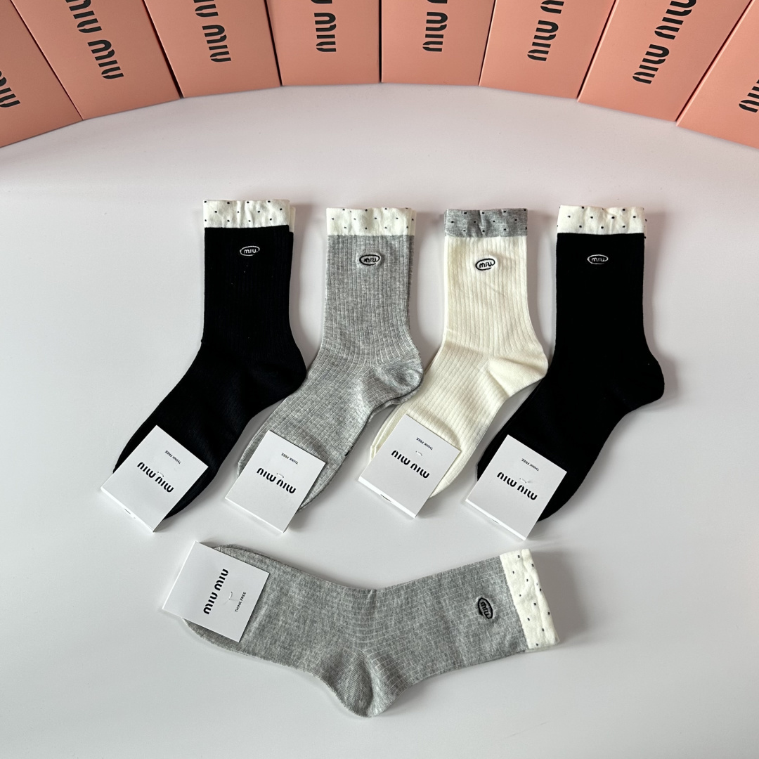 💛配包装MiuMiu（缪缪）新款刺绣经典中长筒袜堆堆袜袜子！一盒五双， 专柜同步筒袜袜子，💛大牌出街，潮