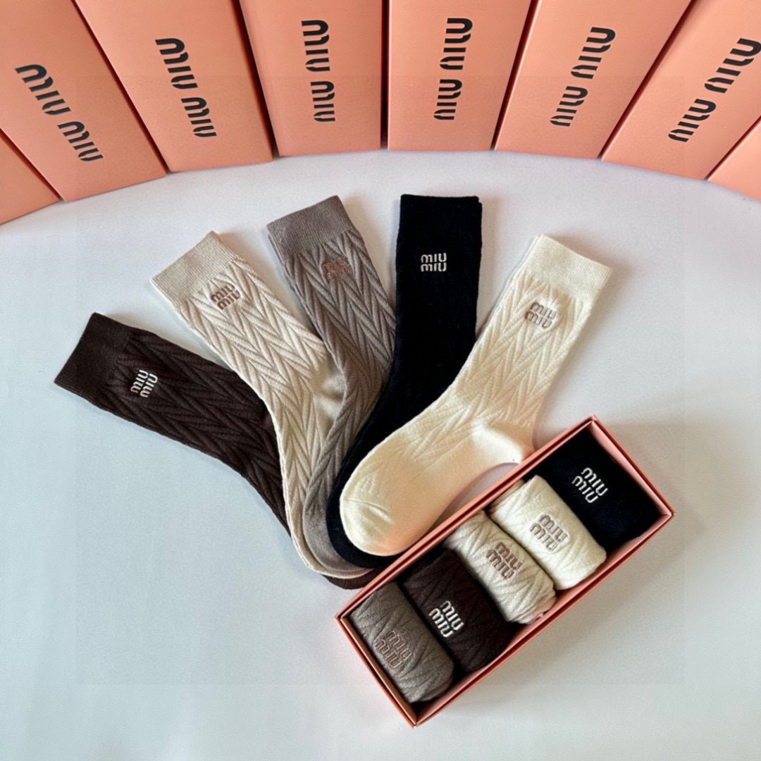 💛配专柜包装MiuMiu（缪缪）爆款出货#新款羊绒中长款堆堆袜袜子！一盒五双，专柜同步筒袜袜子，💛大牌出