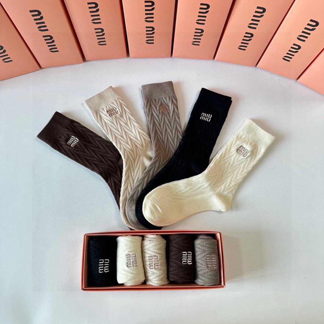 💛配专柜包装MiuMiu（缪缪）爆款出货#新款羊绒中长款堆堆袜袜子！一盒五双，专柜同步筒袜袜子，💛大牌出