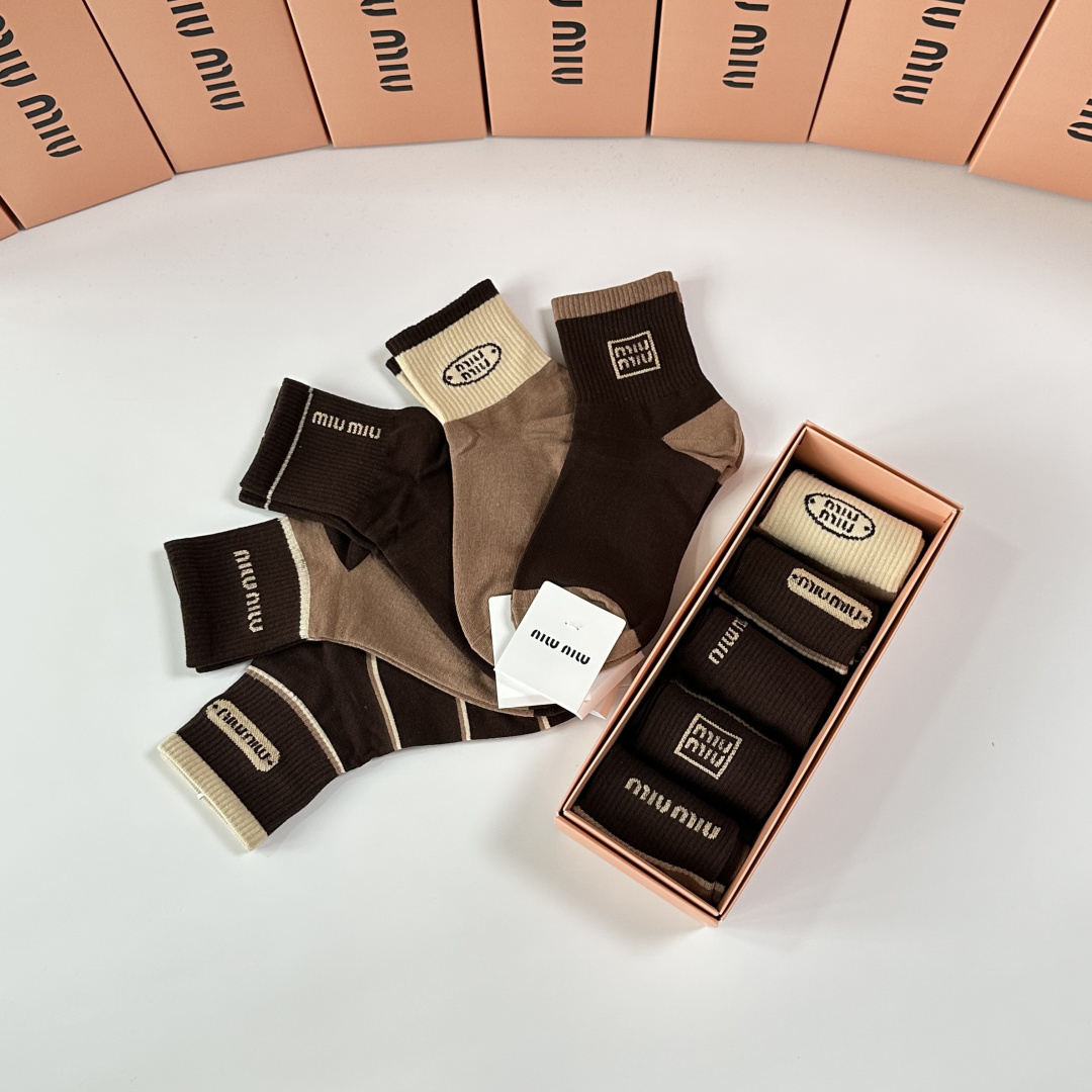 💛配包装MiuMiu（缪缪）新款中长款堆堆袜袜子！一盒五双， 专柜同步筒款袜子，💛大牌出街，潮人必备🔥超