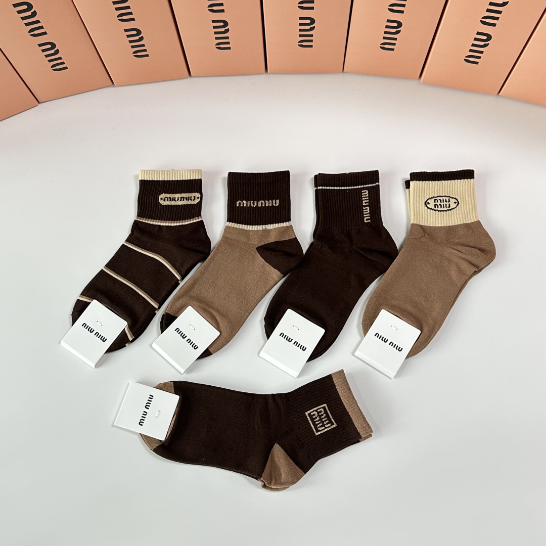 💛配包装MiuMiu（缪缪）新款中长款堆堆袜袜子！一盒五双， 专柜同步筒款袜子，💛大牌出街，潮人必备🔥超