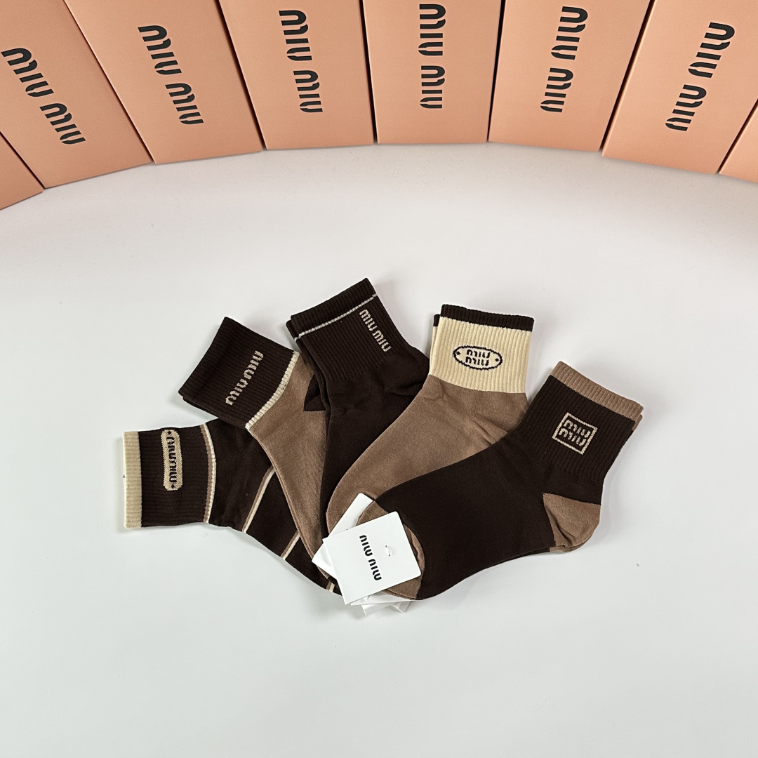 💛配包装MiuMiu（缪缪）新款中长款堆堆袜袜子！一盒五双， 专柜同步筒款袜子，💛大牌出街，潮人必备🔥超