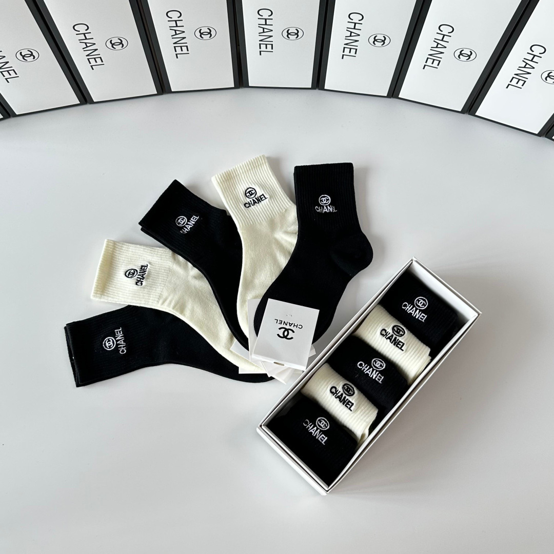 💛配专柜包装Chanel（香奈儿）新款刺绣中长款堆堆袜袜子！一盒五双，专柜同步筒袜袜子，💛大牌出街，潮人