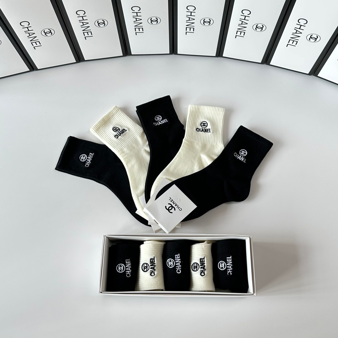 💛配专柜包装Chanel（香奈儿）新款刺绣中长款堆堆袜袜子！一盒五双，专柜同步筒袜袜子，💛大牌出街，潮人