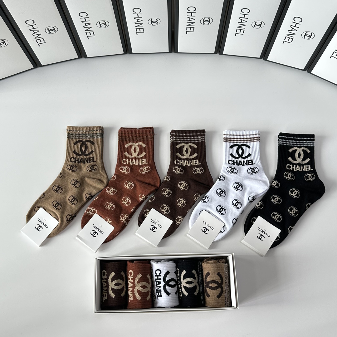 💛配包装Chanel（香奈儿）新款中长款堆堆袜袜子！一盒五双， 专柜同步筒款袜子，💛大牌出街，潮人必备🔥