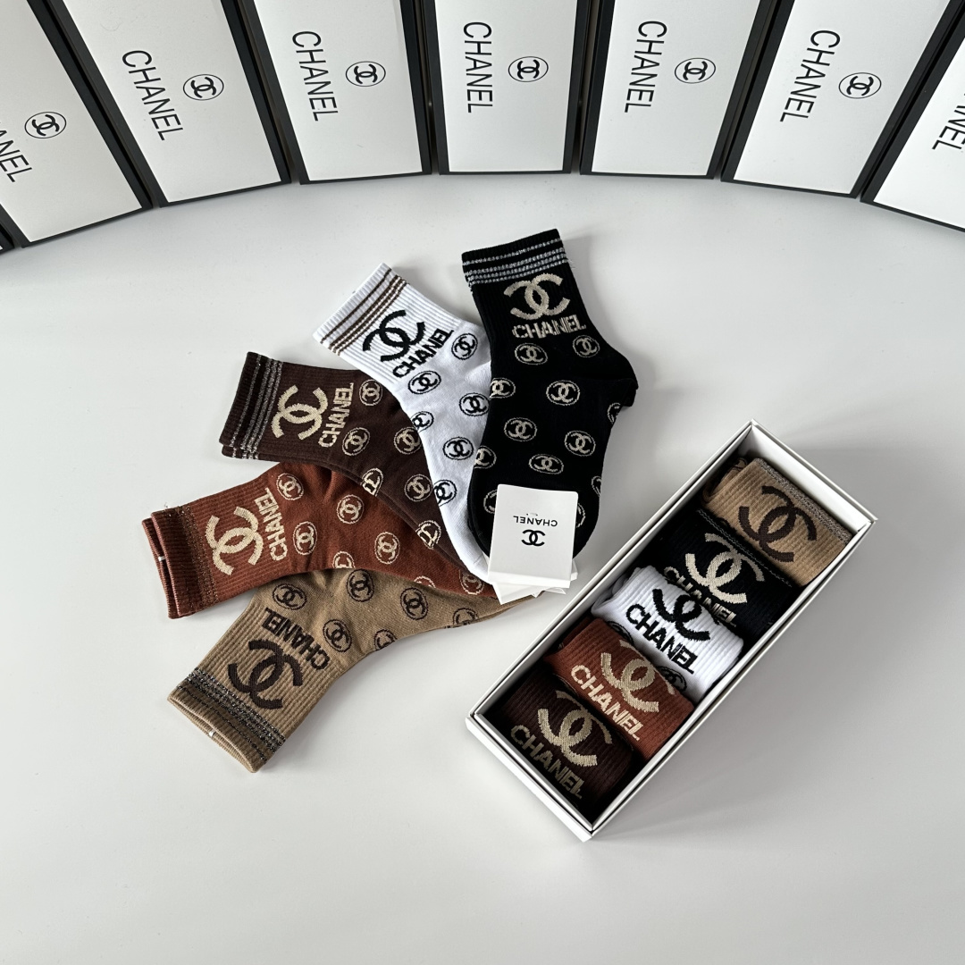 💛配包装Chanel（香奈儿）新款中长款堆堆袜袜子！一盒五双， 专柜同步筒款袜子，💛大牌出街，潮人必备🔥