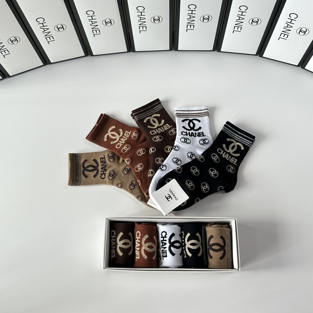 💛配包装Chanel（香奈儿）新款中长款堆堆袜袜子！一盒五双， 专柜同步筒款袜子，💛大牌出街，潮人必备🔥