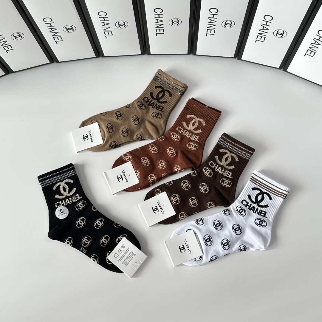 💛配包装Chanel（香奈儿）新款中长款堆堆袜袜子！一盒五双， 专柜同步筒款袜子，💛大牌出街，潮人必备🔥