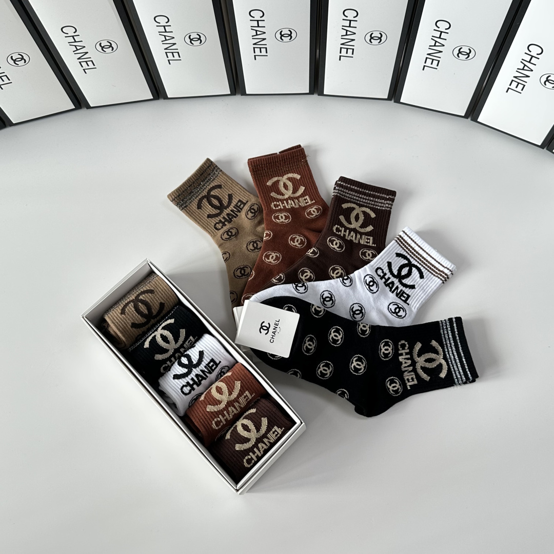 💛配包装Chanel（香奈儿）新款中长款堆堆袜袜子！一盒五双， 专柜同步筒款袜子，💛大牌出街，潮人必备🔥
