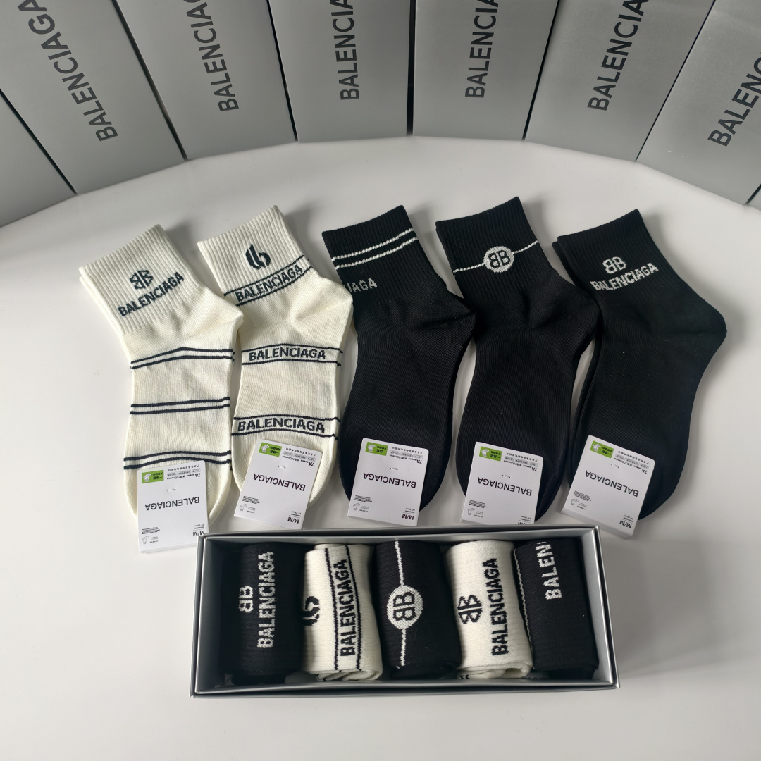 💛配专柜包装Balenciaga（巴黎世家）新款中长款堆堆袜袜子！一盒五双，专柜同步筒袜袜子，💛大牌出街