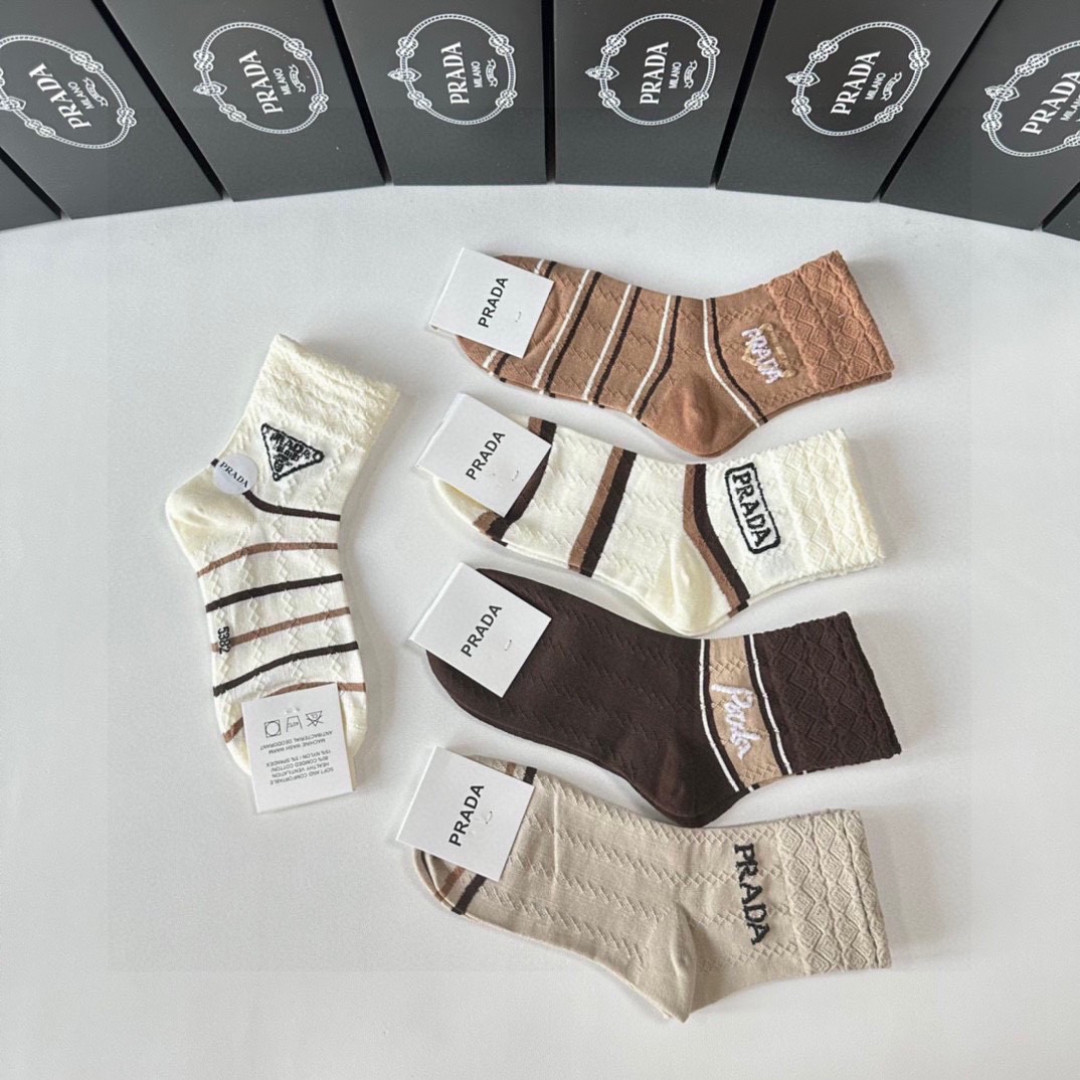 💛配专柜包装PRADA（普拉达）新款中长款堆堆袜袜子！一盒五双，专柜同步筒袜袜子，💛大牌出街，潮人必备🔥