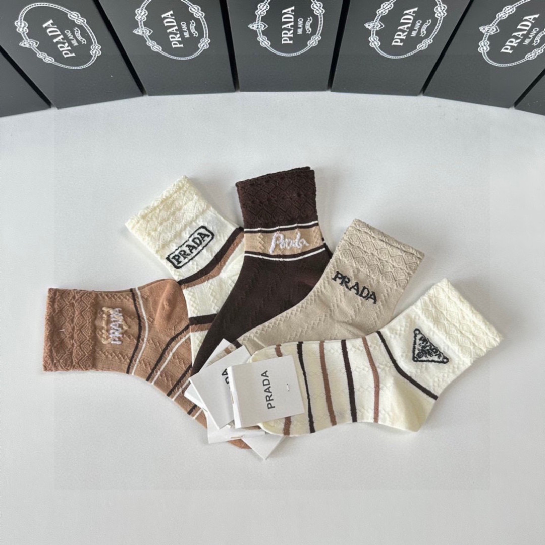 💛配专柜包装PRADA（普拉达）新款中长款堆堆袜袜子！一盒五双，专柜同步筒袜袜子，💛大牌出街，潮人必备🔥