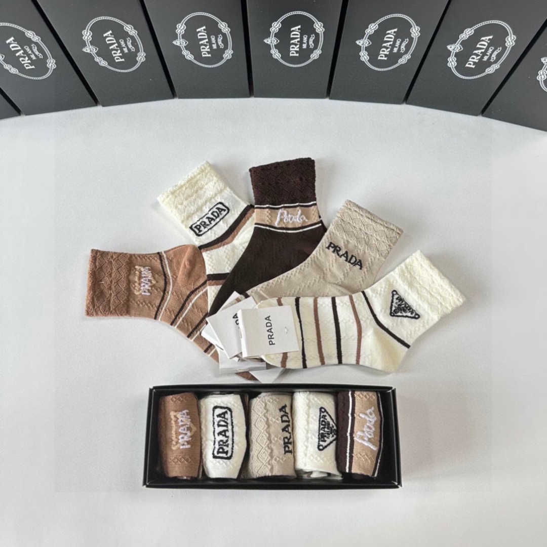 💛配专柜包装PRADA（普拉达）新款中长款堆堆袜袜子！一盒五双，专柜同步筒袜袜子，💛大牌出街，潮人必备🔥