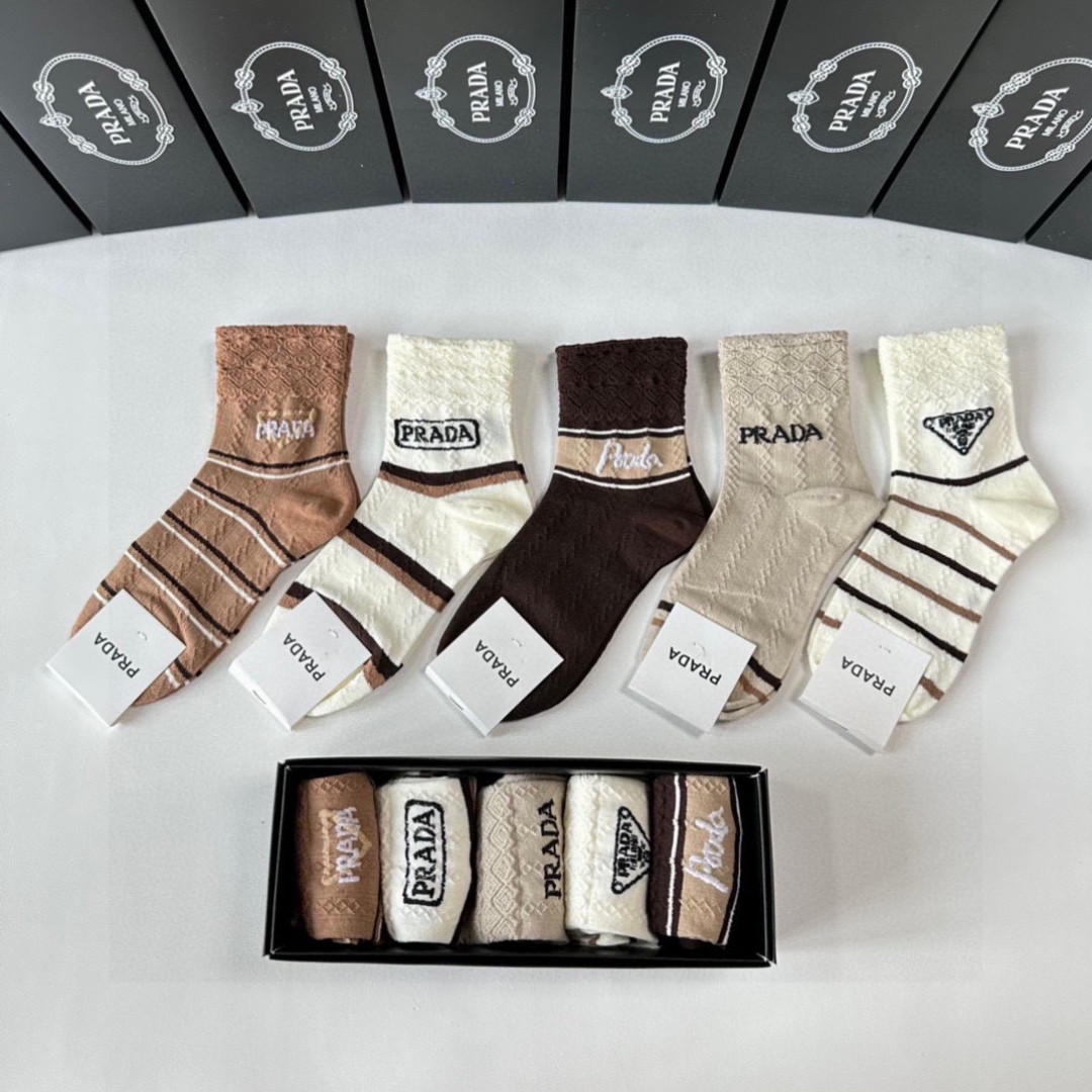 💛配专柜包装PRADA（普拉达）新款中长款堆堆袜袜子！一盒五双，专柜同步筒袜袜子，💛大牌出街，潮人必备🔥