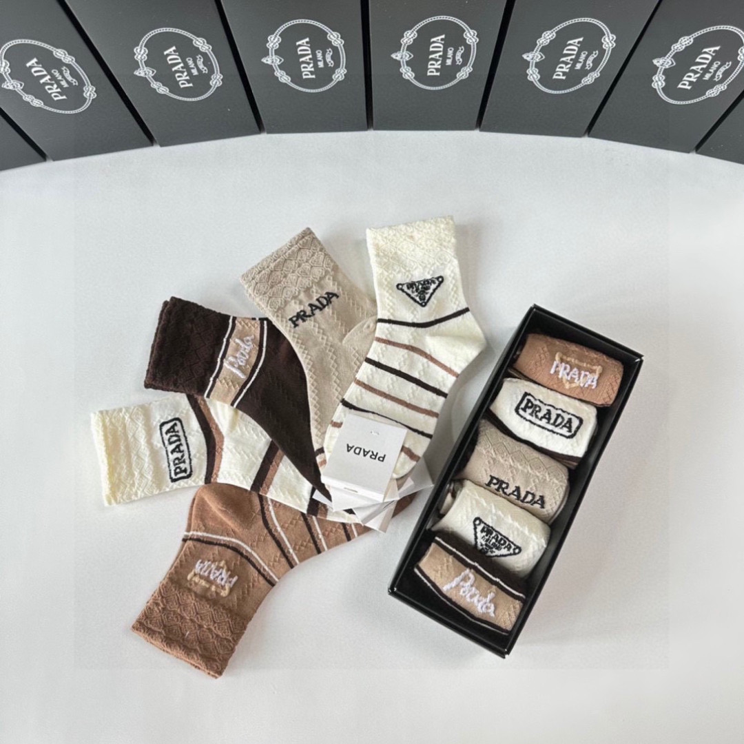 💛配专柜包装PRADA（普拉达）新款中长款堆堆袜袜子！一盒五双，专柜同步筒袜袜子，💛大牌出街，潮人必备🔥