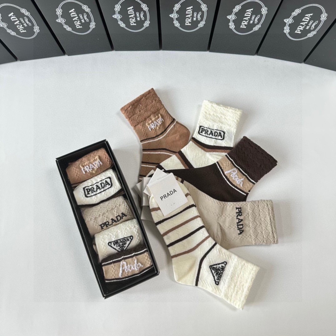 💛配专柜包装PRADA（普拉达）新款中长款堆堆袜袜子！一盒五双，专柜同步筒袜袜子，💛大牌出街，潮人必备🔥
