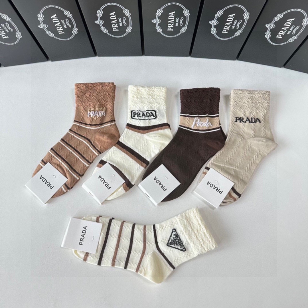💛配专柜包装PRADA（普拉达）新款中长款堆堆袜袜子！一盒五双，专柜同步筒袜袜子，💛大牌出街，潮人必备🔥