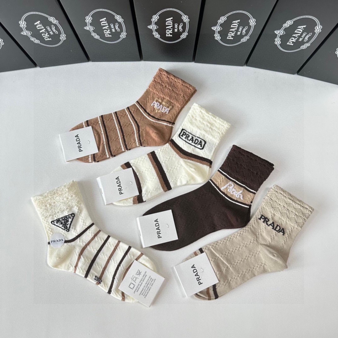 💛配专柜包装PRADA（普拉达）新款中长款堆堆袜袜子！一盒五双，专柜同步筒袜袜子，💛大牌出街，潮人必备🔥