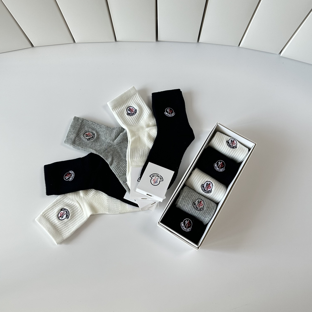 💛配专柜包装MONCLER（蒙口）最新中筒刺绣款堆堆袜袜子！一盒五双，专柜同步筒袜袜子，💛大牌出街，潮人