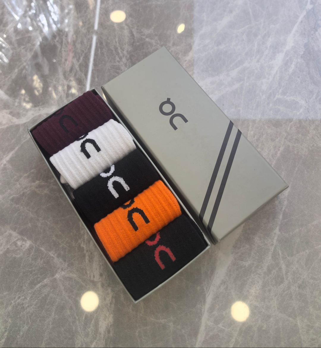 💛配包装On昂跑Cloudtilt 新款中长堆堆袜袜子！一盒五双， 专柜同步筒款袜子，💛大牌出街，潮人必