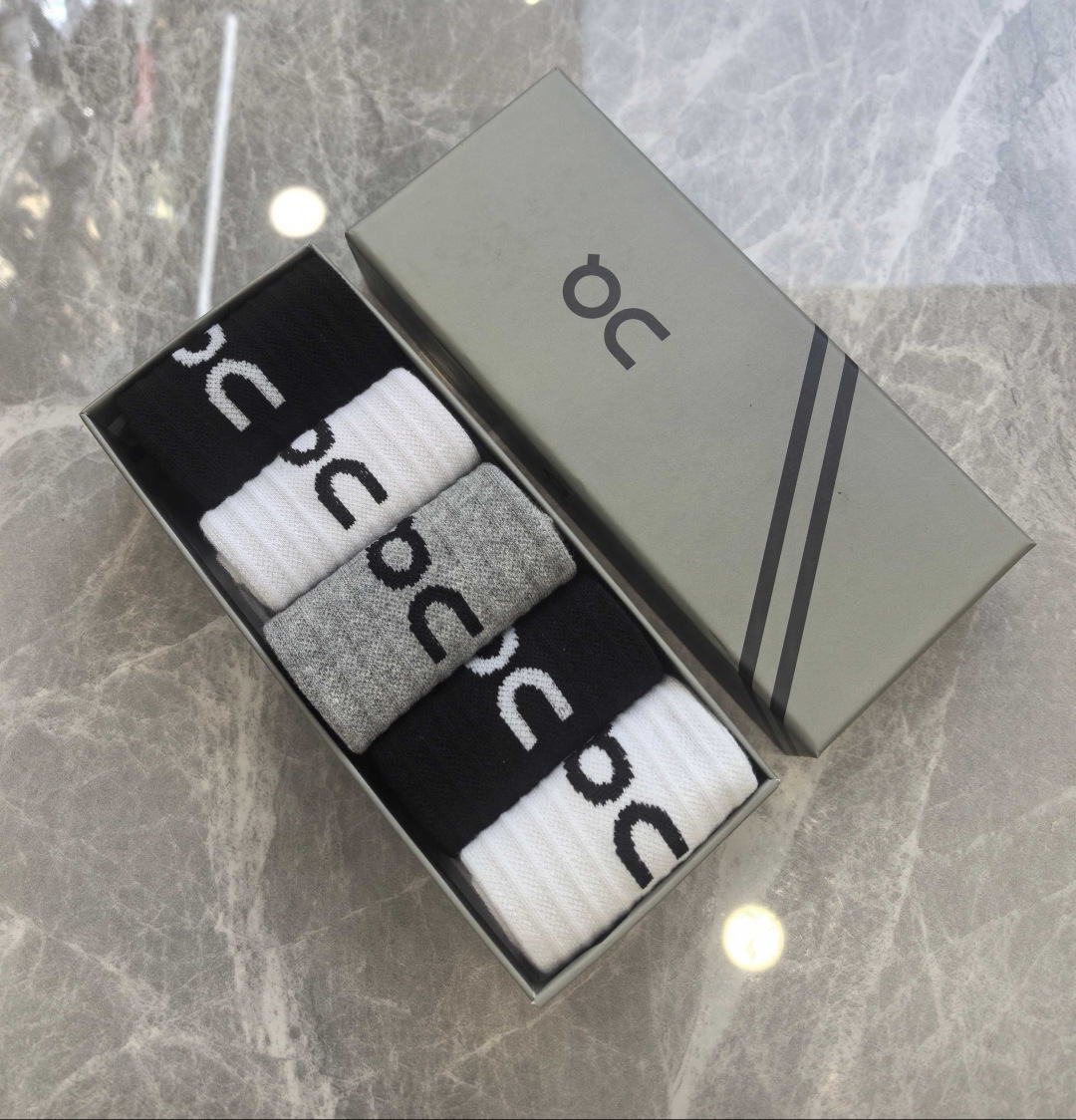 💛配包装On昂跑Cloudtilt 新款中长堆堆袜袜子！一盒五双， 专柜同步筒款袜子，💛大牌出街，潮人必