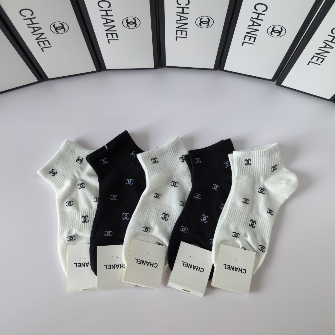 💛配专柜包装Chanel(香奈儿) 新款中短款堆堆袜袜子！一盒五双，专柜同步筒袜袜子，💛大牌出街，潮人必