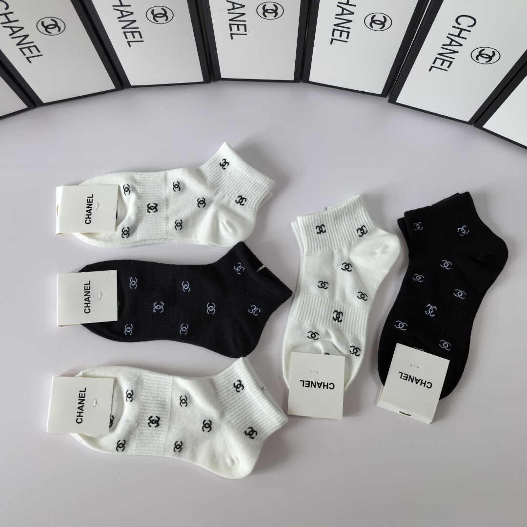 💛配专柜包装Chanel(香奈儿) 新款中短款堆堆袜袜子！一盒五双，专柜同步筒袜袜子，💛大牌出街，潮人必