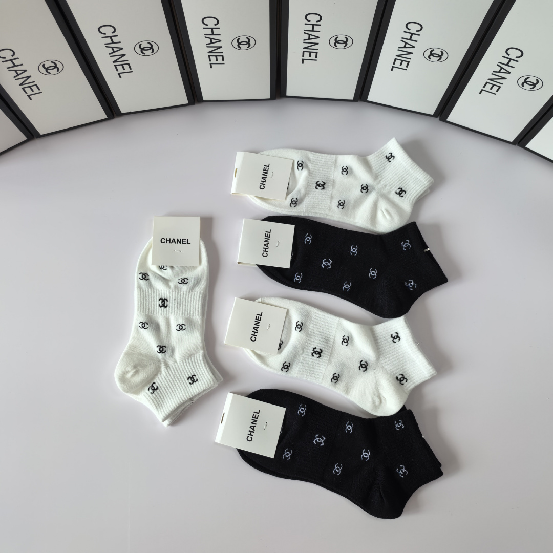 💛配专柜包装Chanel(香奈儿) 新款中短款堆堆袜袜子！一盒五双，专柜同步筒袜袜子，💛大牌出街，潮人必