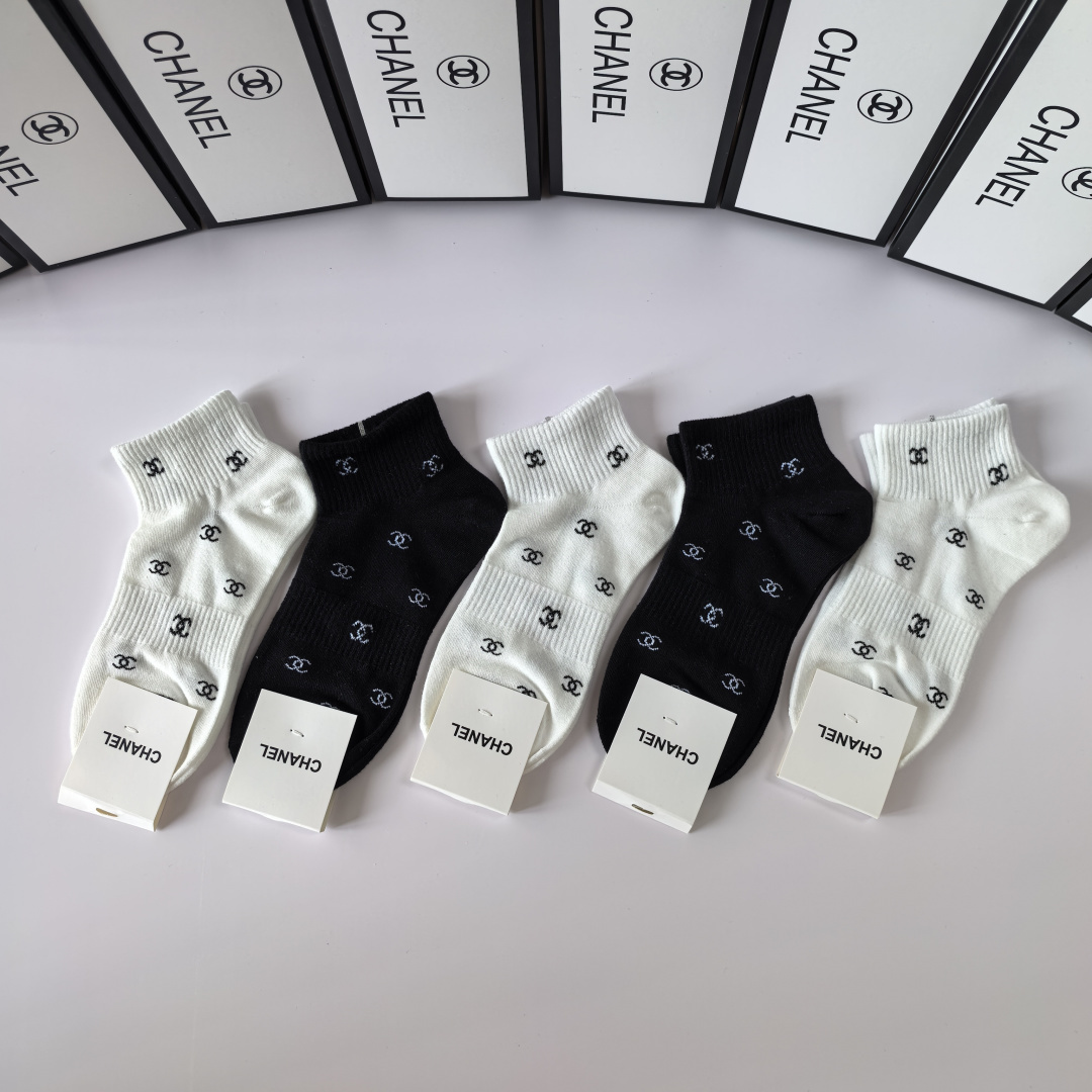 💛配专柜包装Chanel(香奈儿) 新款中短款堆堆袜袜子！一盒五双，专柜同步筒袜袜子，💛大牌出街，潮人必