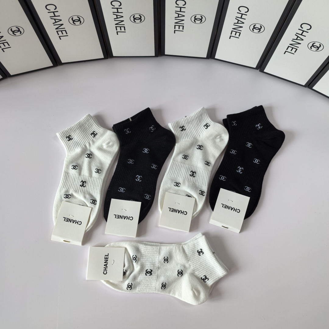💛配专柜包装Chanel(香奈儿) 新款中短款堆堆袜袜子！一盒五双，专柜同步筒袜袜子，💛大牌出街，潮人必