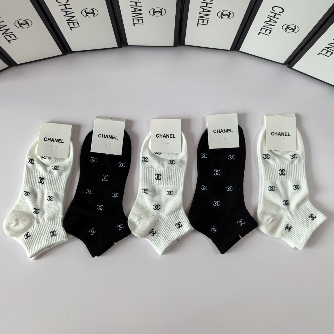 💛配专柜包装Chanel(香奈儿) 新款中短款堆堆袜袜子！一盒五双，专柜同步筒袜袜子，💛大牌出街，潮人必