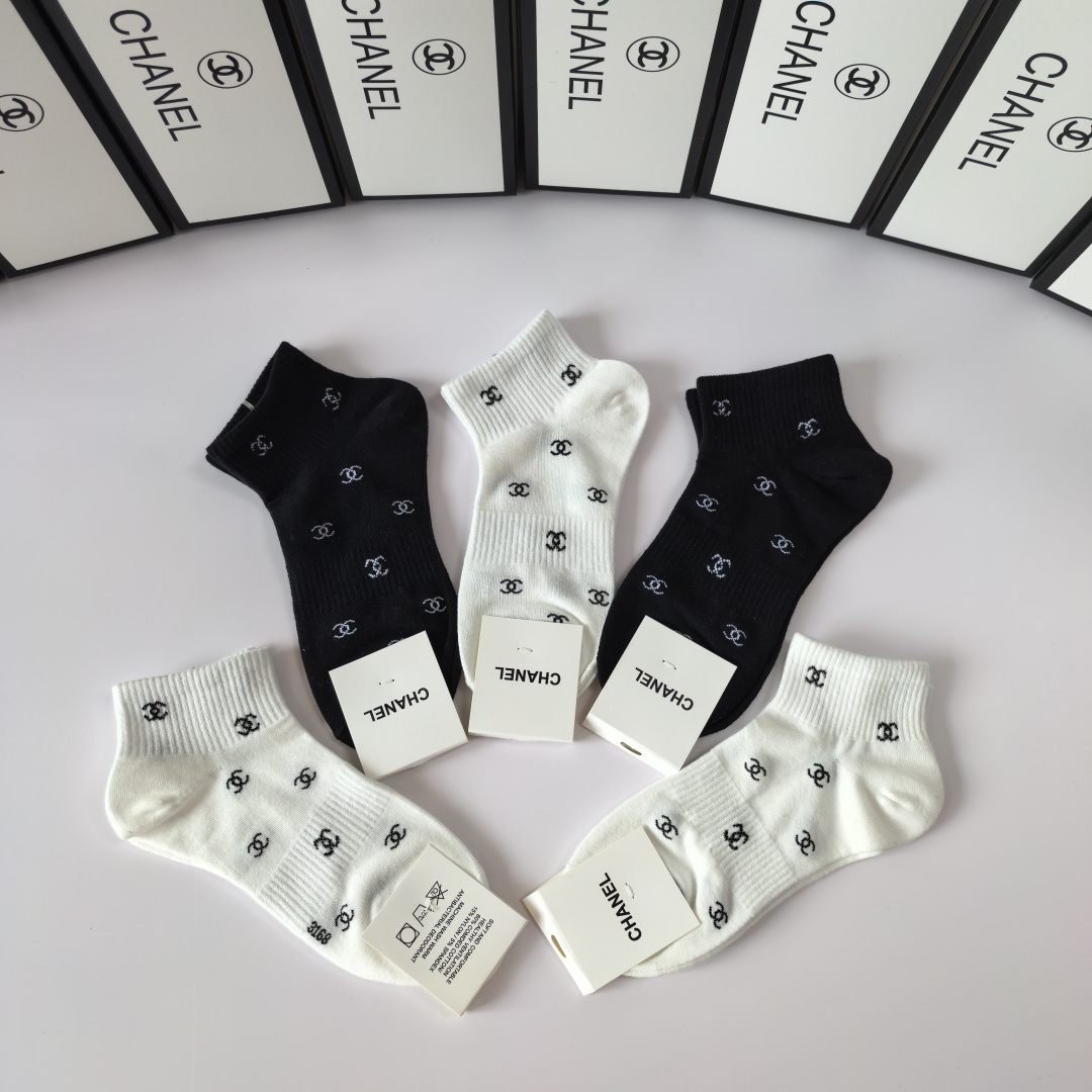 💛配专柜包装Chanel(香奈儿) 新款中短款堆堆袜袜子！一盒五双，专柜同步筒袜袜子，💛大牌出街，潮人必