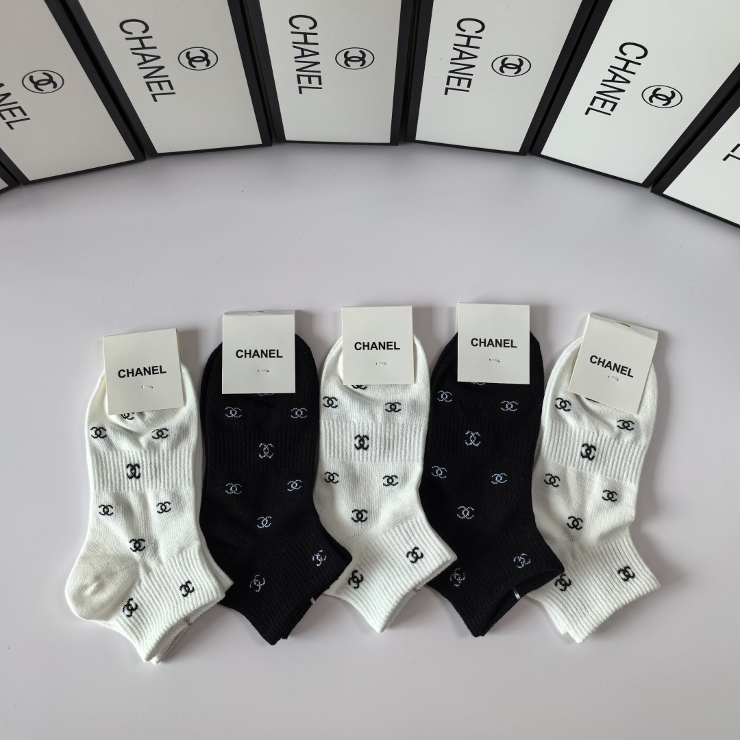 💛配专柜包装Chanel(香奈儿) 新款中短款堆堆袜袜子！一盒五双，专柜同步筒袜袜子，💛大牌出街，潮人必