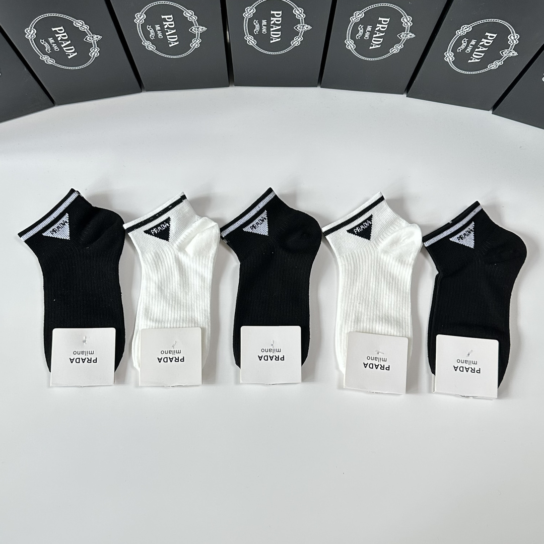 💛配专柜包装Prada（普拉达）新款中短筒袜堆堆袜袜子！一盒五双，专柜同步筒袜袜子，💛大牌出街，潮人必备