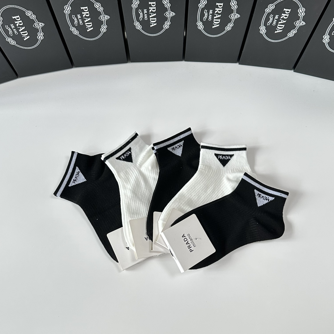 💛配专柜包装Prada（普拉达）新款中短筒袜堆堆袜袜子！一盒五双，专柜同步筒袜袜子，💛大牌出街，潮人必备