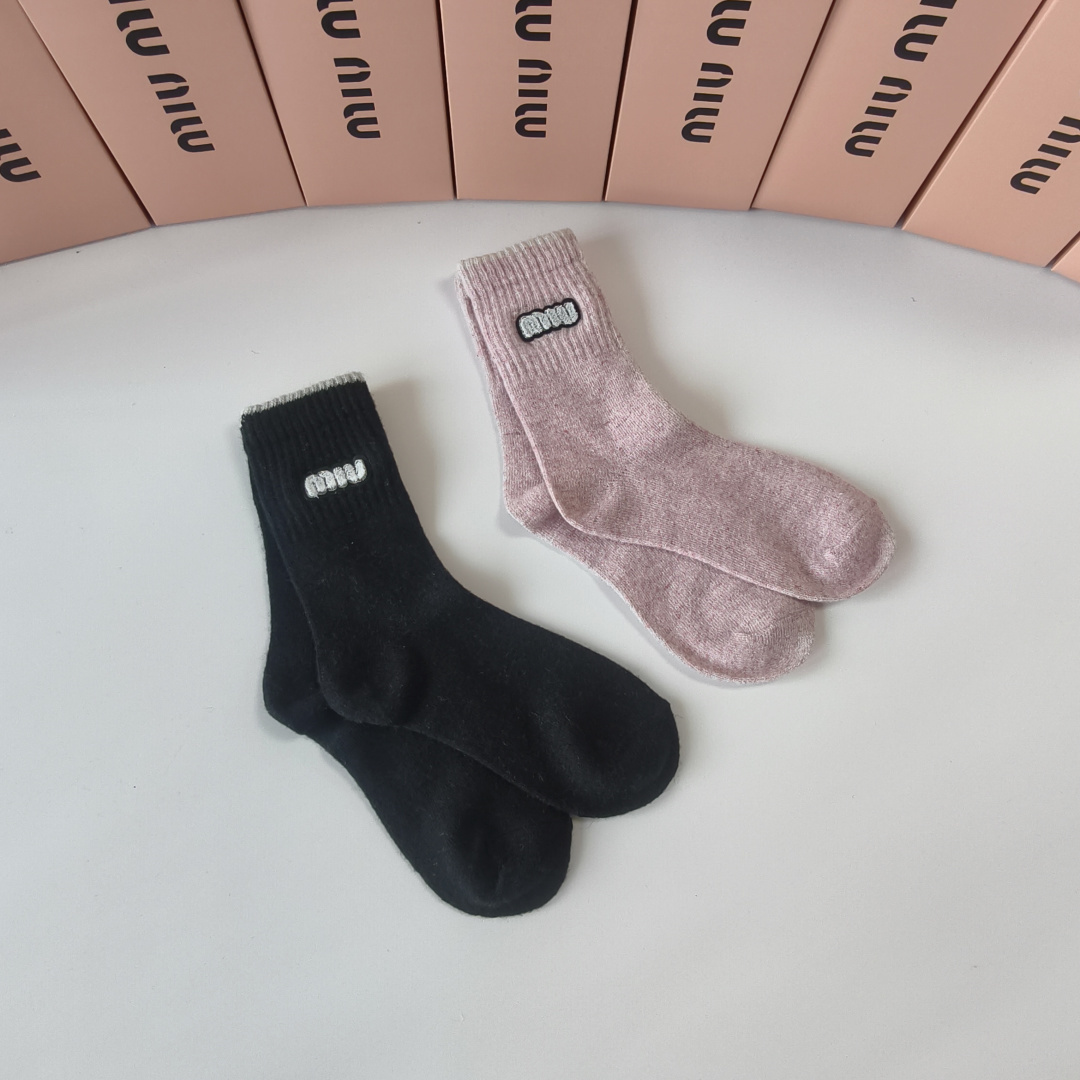 💛配包装MiuMiu（缪缪）新款经典中长款饰品袜堆堆袜袜子！一盒两双， 专柜同步筒款袜子，💛大牌出街，潮