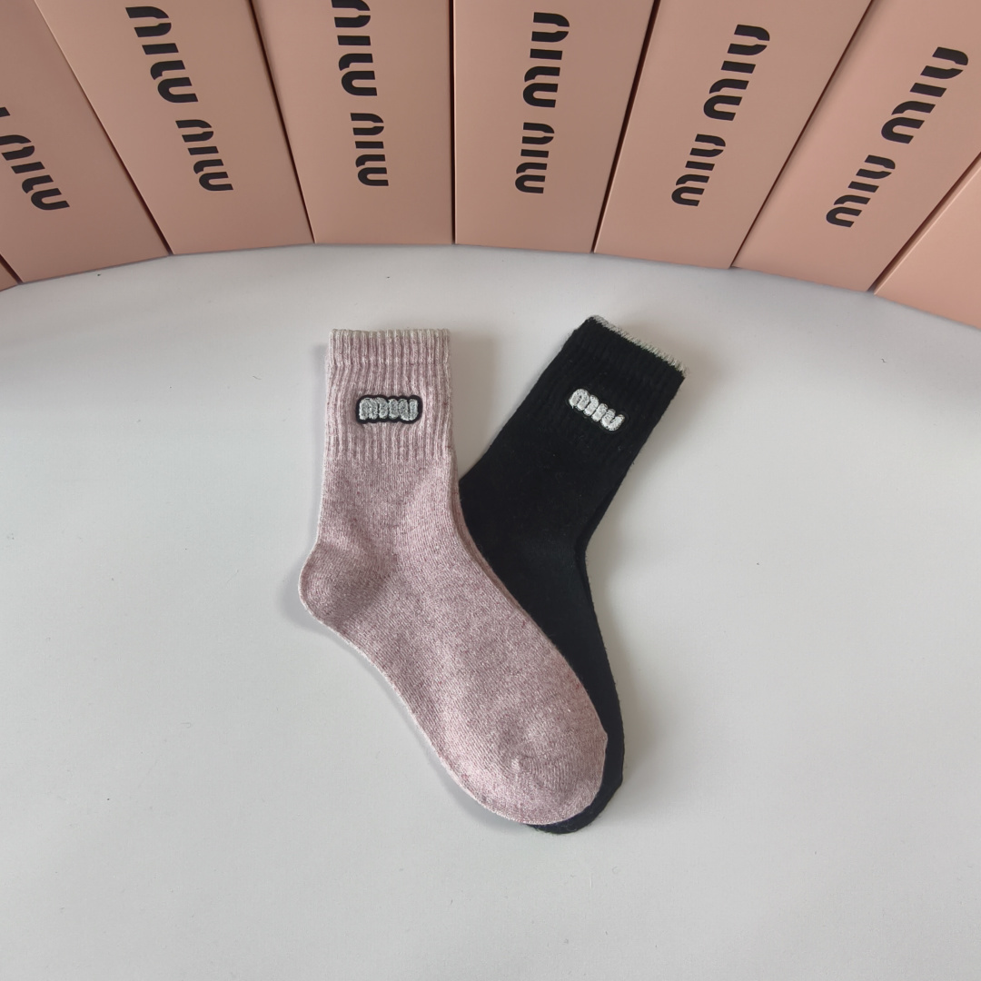 💛配包装MiuMiu（缪缪）新款经典中长款饰品袜堆堆袜袜子！一盒两双， 专柜同步筒款袜子，💛大牌出街，潮