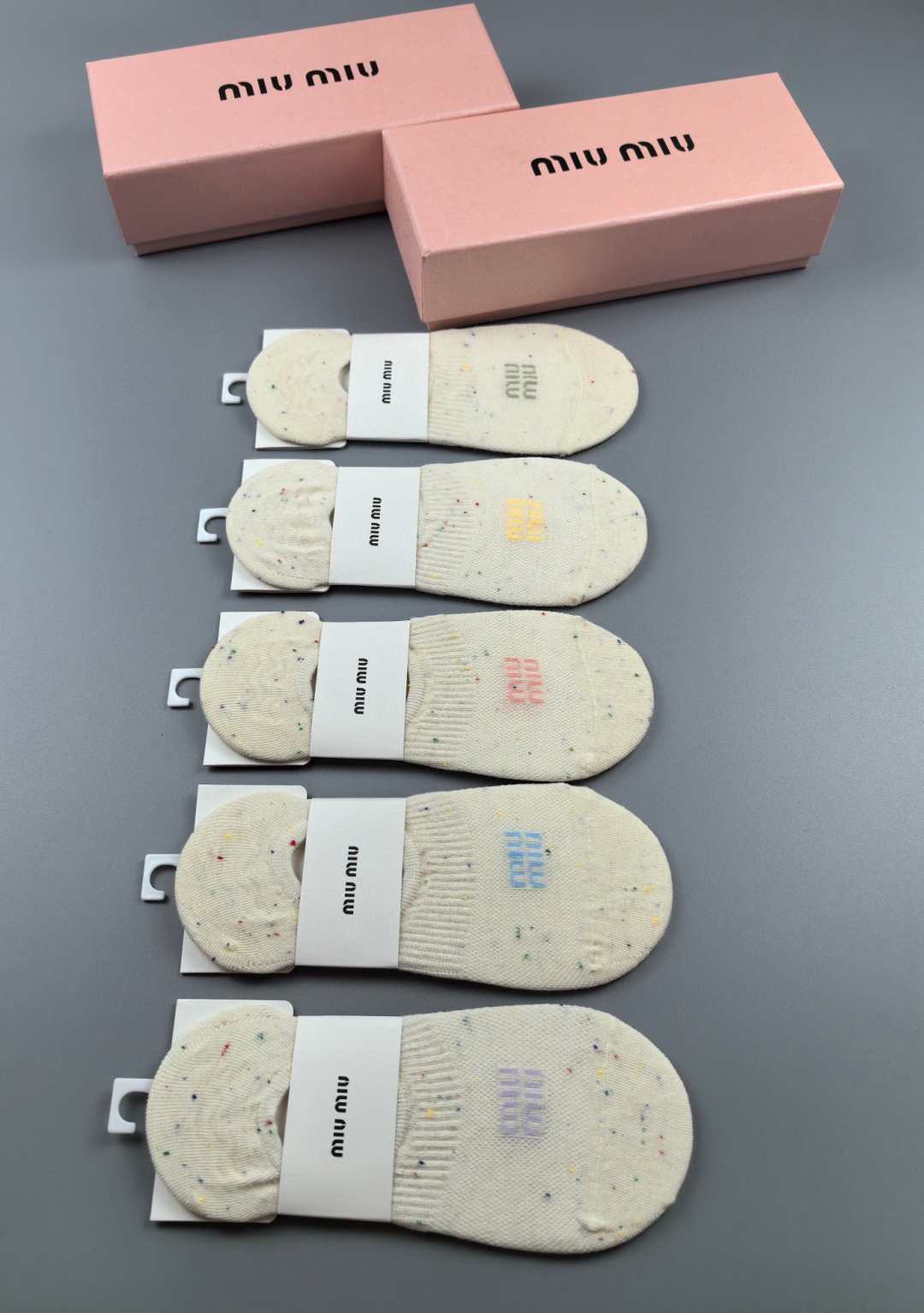 💛配包装MiuMiu（缪缪）新款船袜堆堆袜袜子！一盒五双， 专柜同步筒款袜子，💛大牌出街，潮人必备🔥超好