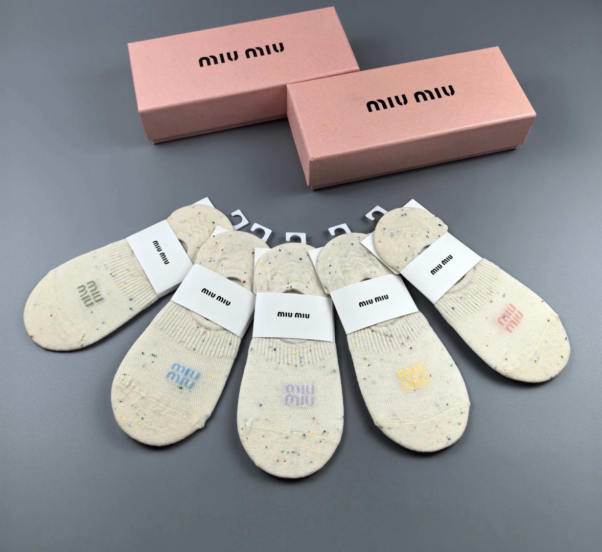 💛配包装MiuMiu（缪缪）新款船袜堆堆袜袜子！一盒五双， 专柜同步筒款袜子，💛大牌出街，潮人必备🔥超好