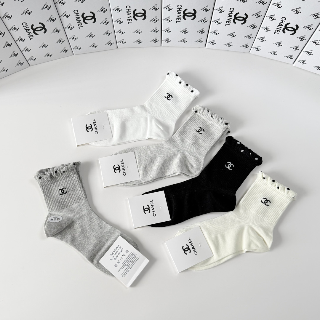 💛配专柜包装Chanel（香奈儿）新款中长款堆堆袜袜子！一盒五双，专柜同步筒袜袜子，💛大牌出街，潮人必备