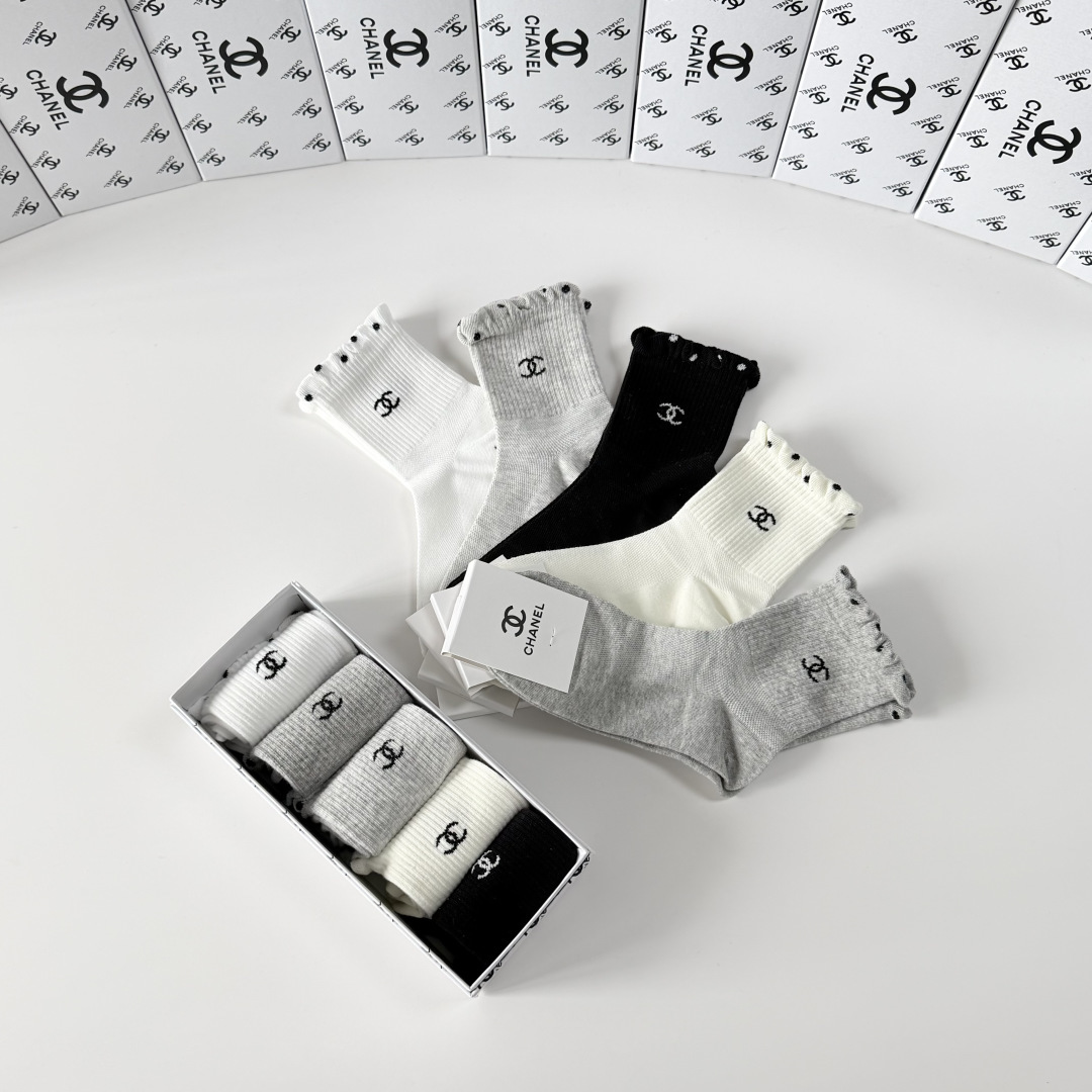 💛配专柜包装Chanel（香奈儿）新款中长款堆堆袜袜子！一盒五双，专柜同步筒袜袜子，💛大牌出街，潮人必备