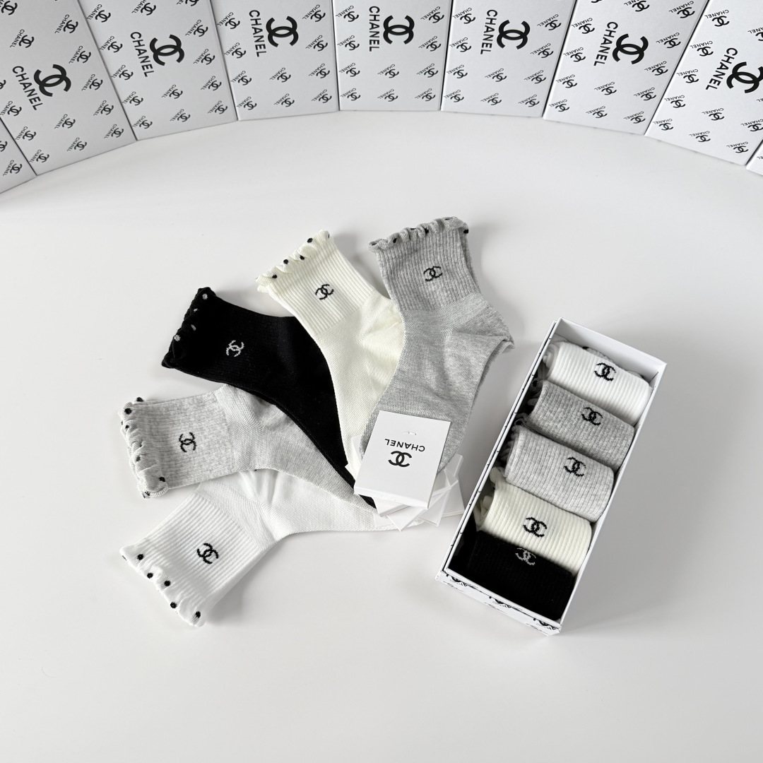 💛配专柜包装Chanel（香奈儿）新款中长款堆堆袜袜子！一盒五双，专柜同步筒袜袜子，💛大牌出街，潮人必备
