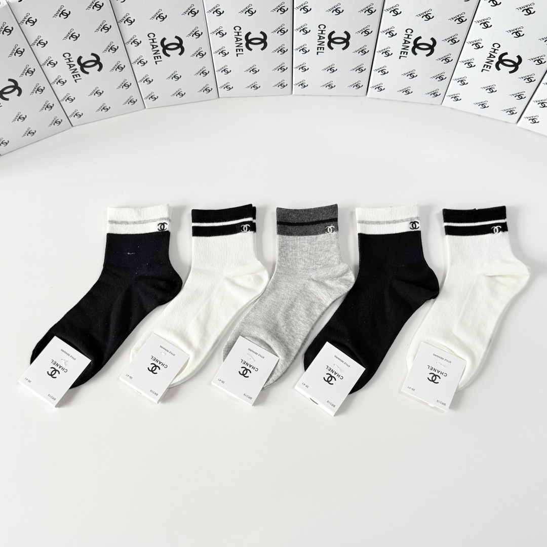 💛配专柜包装Chanel（香奈儿）新款刺绣中长款堆堆袜袜子！一盒五双，专柜同步筒袜袜子，💛大牌出街，潮人
